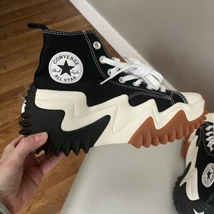 Converse shoes like NEW! Worn one time!! Perfect condition!